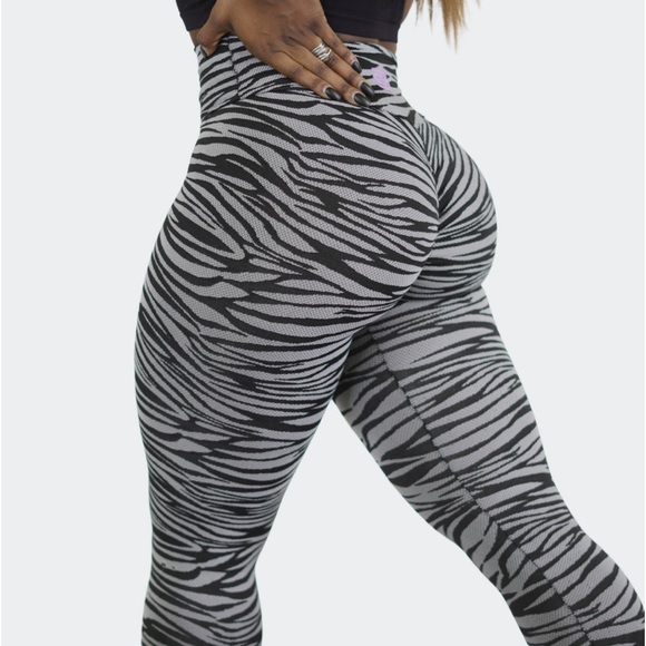 NWT Cake Body Zebra Print Seamless Scrunch Booty Leggings - Picture 2 of 4